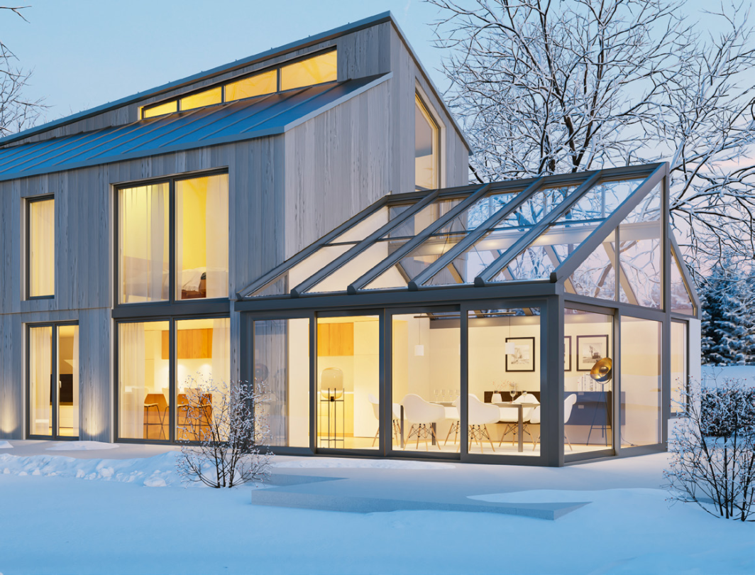 Architektur für das Licht: Ein großzügiger Wintergarten mit bodentiefen Fenstern als ideale Ergänzung für ein helles und offenes Wohngefühl.